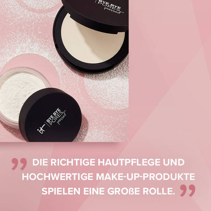 Finger cremt eine Hand mit einer weißen Creme ein