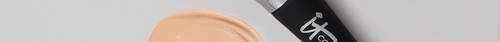 Zwe Make-up-Pinsel streichen uber unterschiedlich farbige Foundations