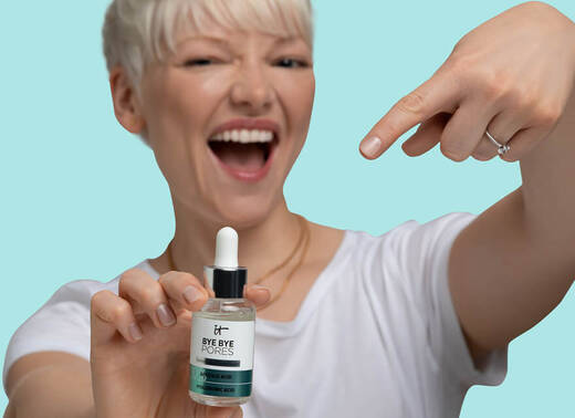 Steffi mit Bye Bye Pores Serum von IT Cosmetics