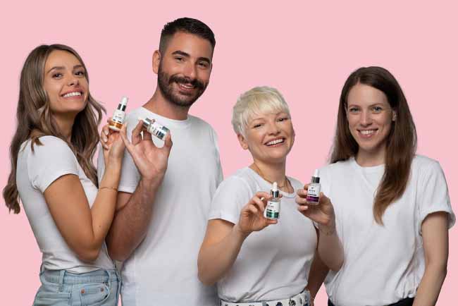 Gruppe mit Produkten in der Hand